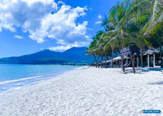 Khám Phá Bãi Biển Dốc Lết Ninh Hòa: Cẩm Nang Du Lịch Từ Vị Trí Đến Nghỉ Dưỡng Cho Khách Tham Quan