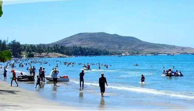 Hướng Dẫn Du Lịch Bãi Biển Hòn Rơm Mũi Né: Thông Tin Cơ Bản, Hoạt Động & Mẹo Du Khách