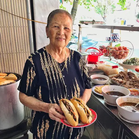Review Bánh Mì Madam Khanh Hội An: Địa Chỉ, Giá Và Menu Từ Quán Bánh Mì Nữ Hoàng Review Bánh Mì Madam Khanh Hội An: Địa Chỉ, Giá Và Menu Từ Quán Bánh Mì Nữ Hoàng