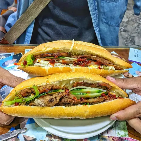 Review Bánh Mì Madam Khanh Hội An: Địa Chỉ, Giá Và Menu Từ Quán Bánh Mì Nữ Hoàng Review Bánh Mì Madam Khanh Hội An: Địa Chỉ, Giá Và Menu Từ Quán Bánh Mì Nữ Hoàng