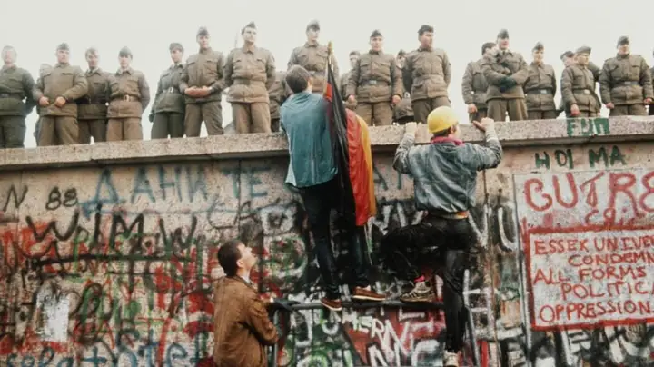 Bức Tường Berlin Bị Phá Bỏ Vào Năm 1989: Lịch Sử, Nguyên Nhân Và Hậu Quả