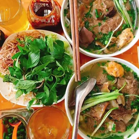 Top Bún Bò Ngon Nhất Quận Tân Bình: Địa Chỉ, Giá, Thực Đơn & Mẹo Chọn Cho Thực Khách Sài Gòn