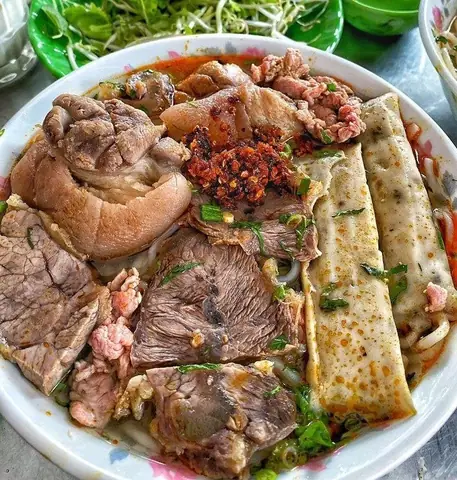 Top Bún Bò Ngon Nhất Quận Tân Bình: Địa Chỉ, Giá, Thực Đơn & Mẹo Chọn Cho Thực Khách Sài Gòn
