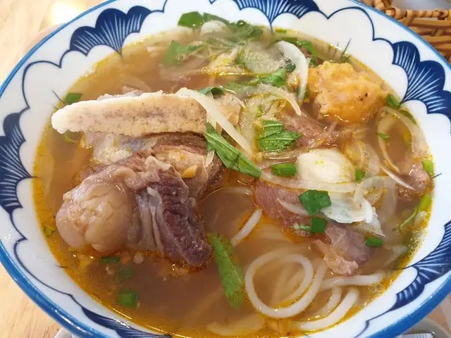 Top Bún Bò Ngon Nhất Quận Tân Bình: Địa Chỉ, Giá, Thực Đơn & Mẹo Chọn Cho Thực Khách Sài Gòn