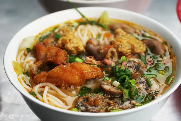 Khám Phá Bún Cá Cay Trần Phú Hải Phòng – Vị Cay Đậm Đà Và Địa Chỉ Ăn Ngon Cho Người Yêu Ẩm Thực Đường Phố