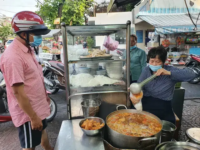 Review Bún Riêu Cô Nga Quận 4: Địa Chỉ Và Trải Nghiệm Ăn Tô Ngon Nức Tiếng Tại Sài Gòn