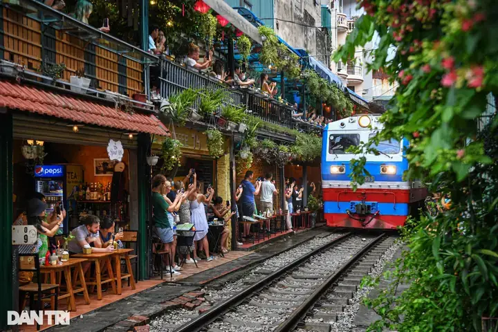 Khám Phá Cà Phê Đường Tàu Lê Duẩn: Trải Nghiệm Độc Đáo Giữa Lòng Hà Nội Khám Phá Cà Phê Đường Tàu Lê Duẩn: Trải Nghiệm Độc Đáo Giữa Lòng Hà Nội