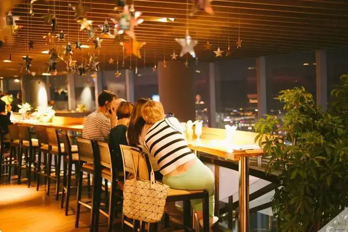 Khám Phá Top Quán Cà Phê Sân Thượng Quận 1 View Đẹp Và Không Gian Chill Cho Giới Trẻ Khám Phá Top Quán Cà Phê Sân Thượng Quận 1 View Đẹp Và Không Gian Chill Cho Giới Trẻ