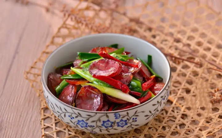 Top 10 Món Ăn Từ Lạp Xưởng Dễ Làm Tại Nhà – Đầy Hương Vị, Nhanh Gọn