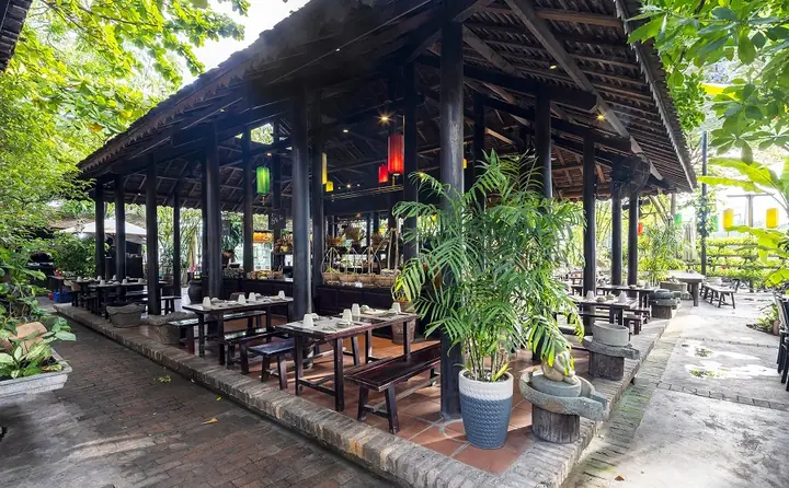 Tổng Hợp Các Nhà Hàng Ngon Tại Nha Trang Cho Du Khách: Từ Hải Sản Bình Dân Đến View Biển Sang Trọng Tổng Hợp Các Nhà Hàng Ngon Tại Nha Trang Cho Du Khách: Từ Hải Sản Bình Dân Đến View Biển Sang Trọng
