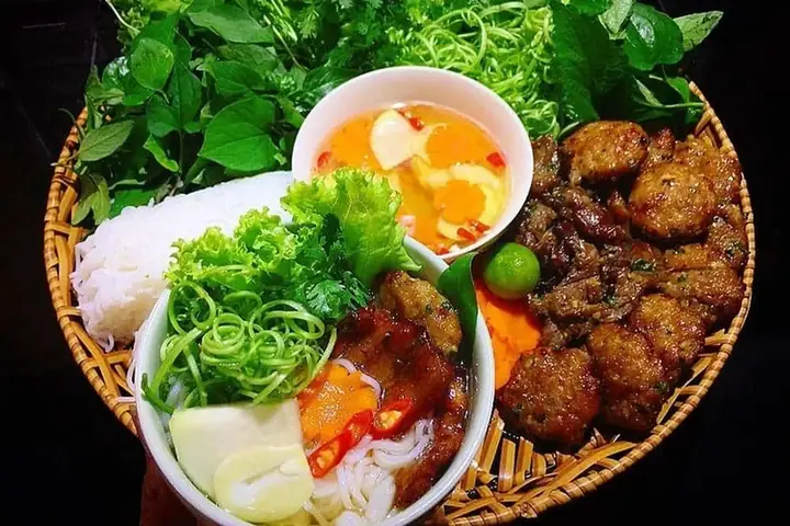 Cách Ăn Bún Chả Cá Hà Nội Chuẩn Dân Gốc: Hướng Dẫn Chi Tiết Từng Bước