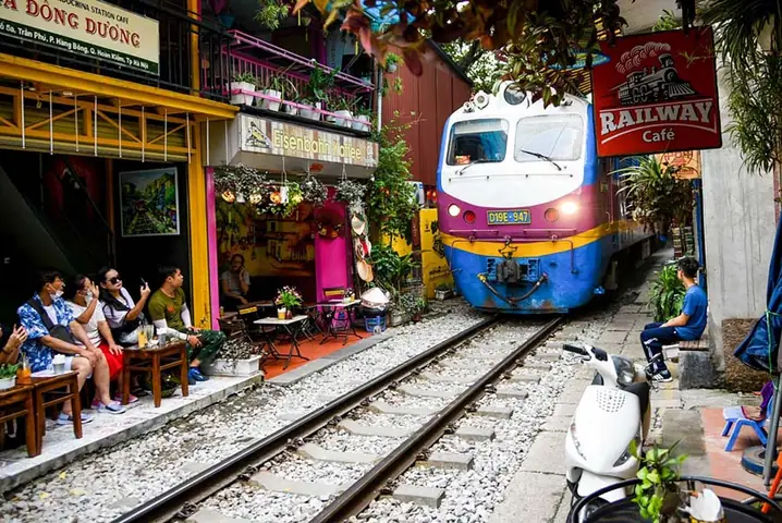 Cách Gửi Xe Vào Cafe Đường Tàu Hà Nội: Địa Điểm Đỗ Xe Tại Phùng Hưng & Trần Phú