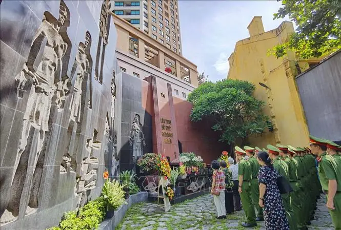 Câu Chuyện Về Nhà Tù Hỏa Lò: Lịch Sử, Ký Ức Và Trải Nghiệm Tham Quan Câu Chuyện Về Nhà Tù Hỏa Lò: Lịch Sử, Ký Ức Và Trải Nghiệm Tham Quan