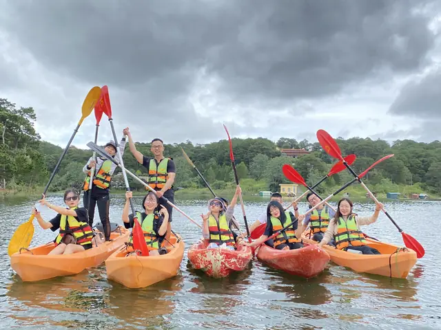Trải Nghiệm Chèo Thuyền Kayak Hồ Tuyền Lâm: Tour, Giá Và Cách Đặt Cho Du Khách Đà Lạt