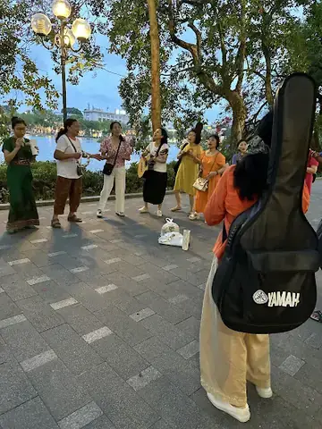Hướng Dẫn Chỉ Đường Ra Phố Đi Bộ Hồ Gươm: Di Chuyển Bằng Xe Buýt Và Từ Các Bến Xe