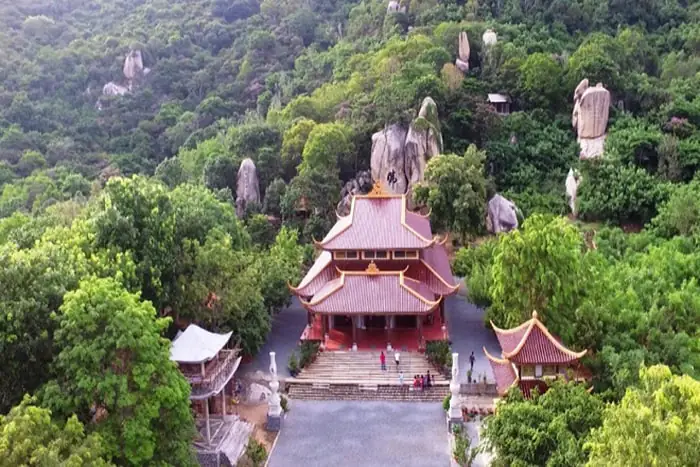 Những Ngôi Chùa Đáng Ghé Thăm Trên Đường Đi Vũng Tàu: Hướng Dẫn Chi Tiết Cho Du Khách