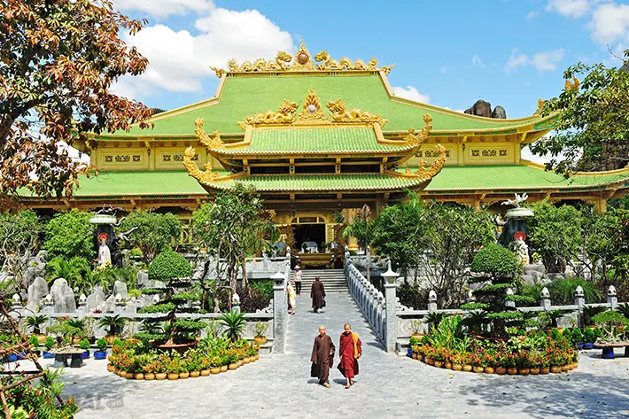 Khám Phá Đền Thờ Đại Nam (kim Điện) – Ngôi Chùa Dát Vàng Nổi Bật Trong Khu Du Lịch Đại Nam Khám Phá Đền Thờ Đại Nam (kim Điện) – Ngôi Chùa Dát Vàng Nổi Bật Trong Khu Du Lịch Đại Nam