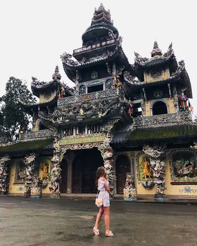 Hướng Dẫn Chi Tiết Khám Phá Chùa Ve Chai (chùa Linh Phước) Đà Lạt – Địa Chỉ, Giờ Mở Cửa, Cách Đi Lại Và Điểm Nổi Bật