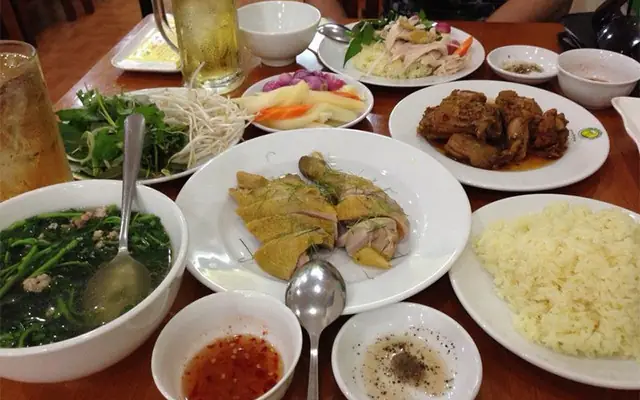 Khám Phá Quán Cơm Gà Bà Luận Phó Đức Chính: Địa Chỉ, Món Ngon Và Đánh Giá Thực Tế