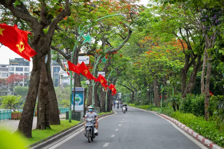 Khám Phá Con Đường Lãng Mạn Nhất Hà Nội: Đường Thanh Niên Và Những Cung Đường Tình Yêu Thơ Mộng