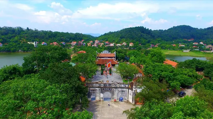 Giải Đáp: Côn Sơn Kiếp Bạc Có Phải Leo Núi Không Và Kinh Nghiệm Chinh Phục Đỉnh Bàn Cờ Tiên Cho Du Khách Tự Túc