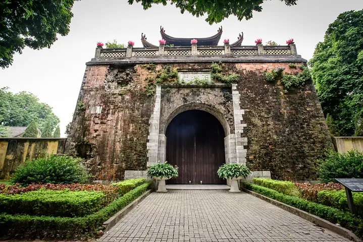 Khám Phá Cổng Vào Hoàng Thành Thăng Long: Từ Cổng Chính 19c Hoàng Diệu Đến Di Tích Đoan Môn