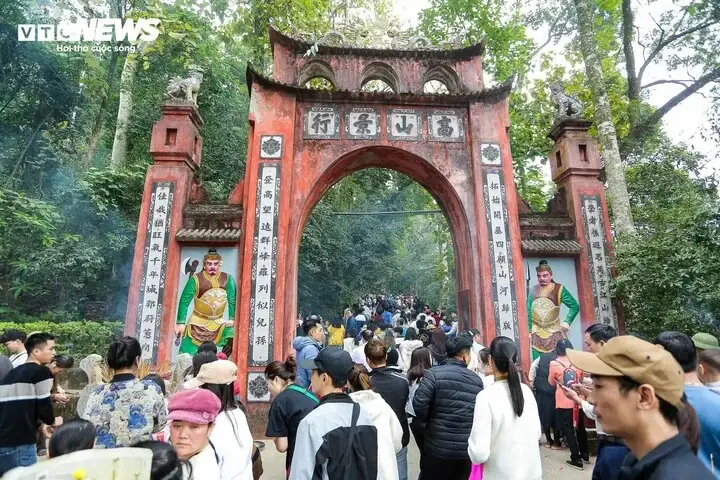Đi Đền Hùng Có Phải Leo Không? Câu Trả Lời Thực Tế Về Đường Lên Khu Di Tích Đi Đền Hùng Có Phải Leo Không? Câu Trả Lời Thực Tế Về Đường Lên Khu Di Tích
