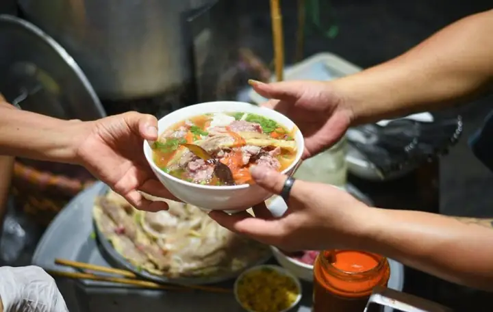 Food Tour Phố Cổ Hà Nội: Hướng Dẫn Chi Tiết Khám Phá Các Món Ngon Và Lộ Trình Ăn Uống