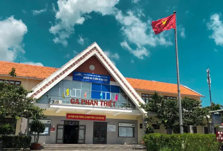 Ga Xe Lửa Phan Thiết Ở Đâu? Địa Chỉ Chi Tiết Và Kinh Nghiệm Di Chuyển Cho Du Khách