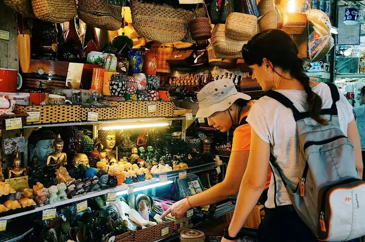 Khám Phá Giá Trị Văn Hóa Của Chợ Bến Thành: Biểu Tượng Giao Thoa Bản Sắc Sài Gòn