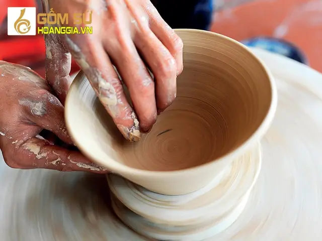 Viết Bài Giới Thiệu Làng Gốm Bát Tràng Bằng Tiếng Anh: Mẫu Song Ngữ Cho Người Học Viết Bài Giới Thiệu Làng Gốm Bát Tràng Bằng Tiếng Anh: Mẫu Song Ngữ Cho Người Học