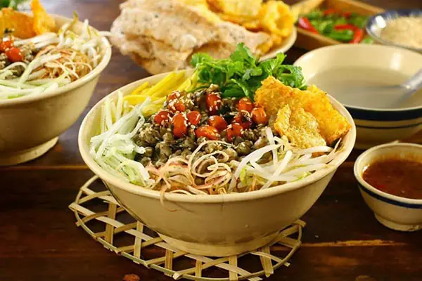 Giới Thiệu Về Cơm Hến – Đặc Sản Dân Dã Và Tinh Hoa Ẩm Thực Xứ Huế