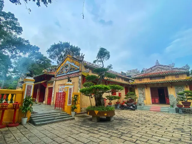 Hình Ảnh Lăng Ông Bà Chiểu: Tổng Hợp Ảnh Kiến Trúc Và Không Gian Linh Thiêng Tại Sài Gòn