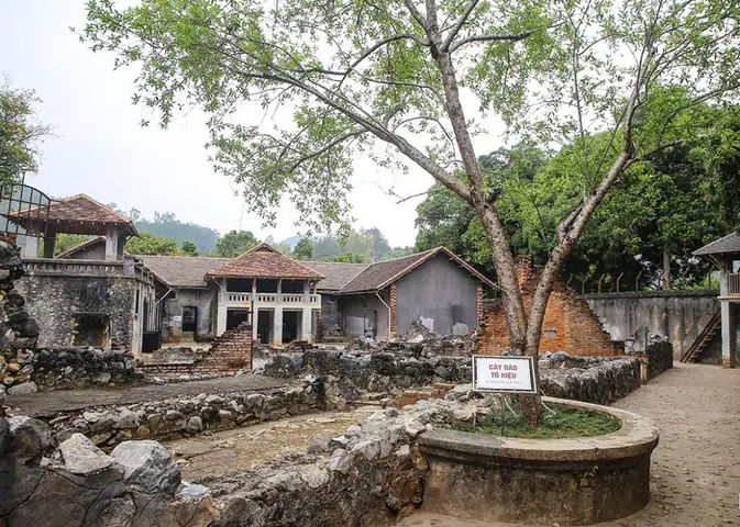 Hình Ảnh Nhà Tù Sơn La: Khám Phá Di Tích Lịch Sử Qua Tư Liệu Thực Tế