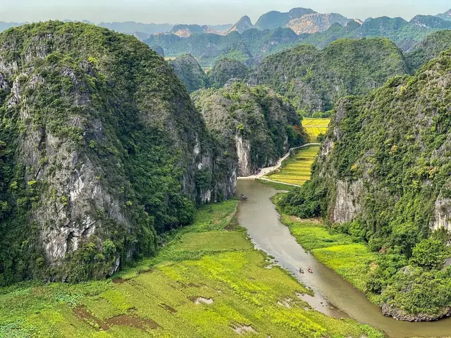 Chiêm Ngưỡng Hình Ảnh Tam Cốc Ninh Bình: Khung Cảnh Thiên Nhiên Và Hang Động Qua Những Bức Ảnh Đẹp Chiêm Ngưỡng Hình Ảnh Tam Cốc Ninh Bình: Khung Cảnh Thiên Nhiên Và Hang Động Qua Những Bức Ảnh Đẹp