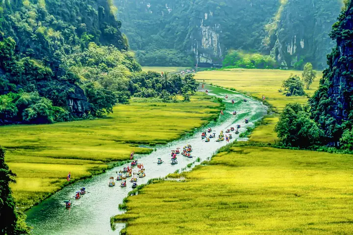 Chiêm Ngưỡng Hình Ảnh Tam Cốc Ninh Bình: Khung Cảnh Thiên Nhiên Và Hang Động Qua Những Bức Ảnh Đẹp Chiêm Ngưỡng Hình Ảnh Tam Cốc Ninh Bình: Khung Cảnh Thiên Nhiên Và Hang Động Qua Những Bức Ảnh Đẹp