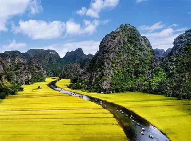 Chiêm Ngưỡng Hình Ảnh Tam Cốc Ninh Bình: Khung Cảnh Thiên Nhiên Và Hang Động Qua Những Bức Ảnh Đẹp Chiêm Ngưỡng Hình Ảnh Tam Cốc Ninh Bình: Khung Cảnh Thiên Nhiên Và Hang Động Qua Những Bức Ảnh Đẹp