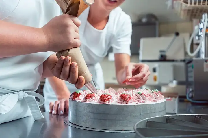Học Làm Bánh Gato Ở Hà Nội: Top 10 Trung Tâm Uy Tín + Hướng Dẫn Chọn Lớp Học Phù Hợp