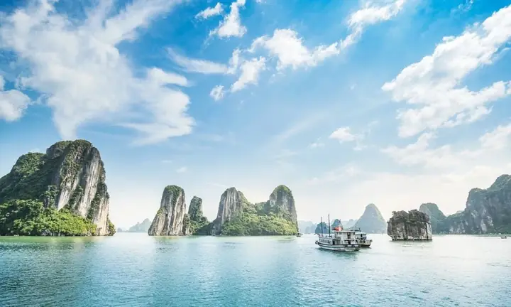 Tổng Hợp Kinh Nghiệm Du Lịch Quảng Ninh 2 Ngày 1 Đêm Tự Túc: Lịch Trình, Chi Phí & Gợi Ý Ăn Ở