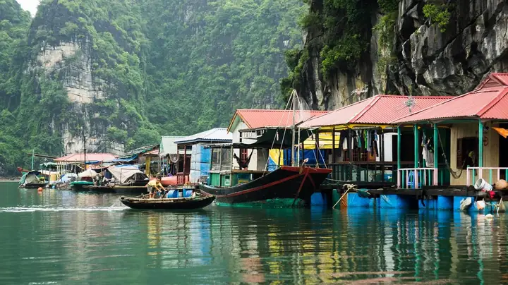 Khám Phá Làng Chài Cửa Vạn Hạ Long: Kinh Nghiệm Đi Lại Và Trải Nghiệm Chi Tiết Cho Du Khách