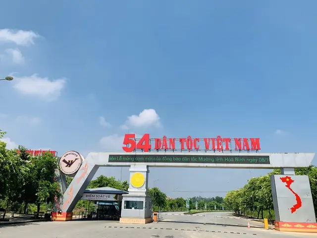 Khám Phá Làng Văn Hóa 54 Dân Tộc Sơn Tây: Ngôi Nhà Chung Của Các Dân Tộc Tại Đồng Mô Và Cẩm Nang Tham Quan Cho Du Khách