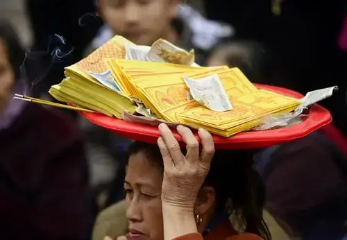 Hướng Dẫn Lễ Tạ Cuối Năm Ở Đền: Văn Khấn, Mâm Lễ Và Quy Trình Trả Lễ Cho Tín Chủ