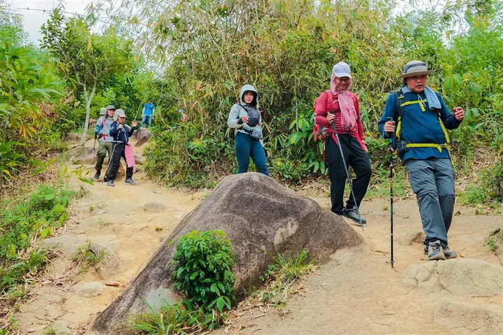 Hướng Dẫn Chi Tiết Leo Núi Chứa Chan (gia Lào) Theo Đường Cột Điện – Kinh Nghiệm Thực Tế Cho Người Mới