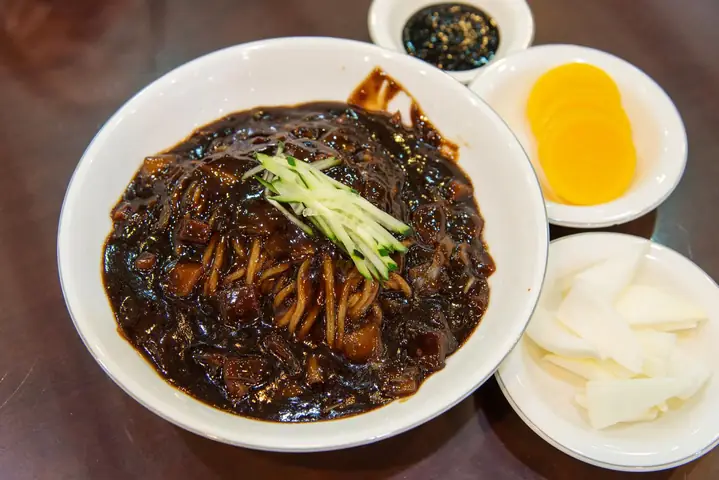 Tìm Hiểu Và Thưởng Thức Mì Tương Đen Jajangmyeon Hàn Quốc Chuẩn Vị Cho Người Mới