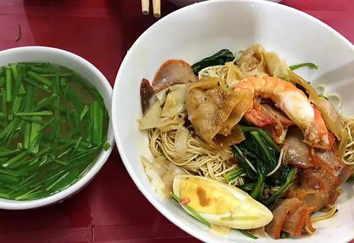 Mì Vằn Thắn Phương Béo Số 9 Hàng Chiếu: Địa Chỉ, Giờ Mở Cửa, Giá Và Bí Quyết “đông Kín”