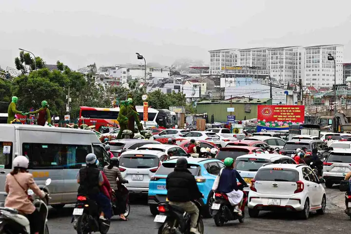 Tổng Hợp Mùa Cao Điểm Du Lịch Đà Lạt: Các Tháng, Thời Tiết Và Kinh Nghiệm Đặt Phòng Sớm