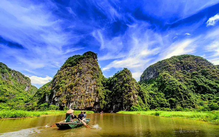 Nên Đi Tràng An Hay Tam Cốc? So Sánh Chi Tiết Để Chọn Đúng Địa Điểm Du Lịch Ninh Bình