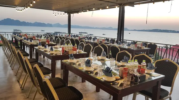 Review Nhà Hàng Phương Nam Hạ Long: Địa Chỉ, Thực Đơn Và Trải Nghiệm Cho Du Khách