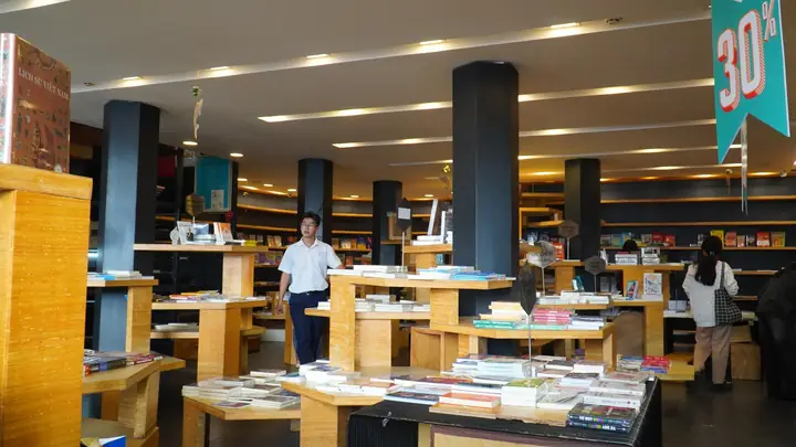 Nhà Sách Cá Chép Nguyễn Thị Minh Khai Đã Đóng Cửa: Thông Tin Chi Nhánh Và Lộ Trình Ghé Thăm Lần Cuối
