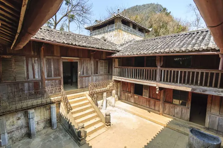 Khám Phá Lịch Sử Vua Mèo Vương Chí Sình Và Dinh Thự Họ Vương – Di Sản Độc Đáo Hà Giang Khám Phá Lịch Sử Vua Mèo Vương Chí Sình Và Dinh Thự Họ Vương – Di Sản Độc Đáo Hà Giang